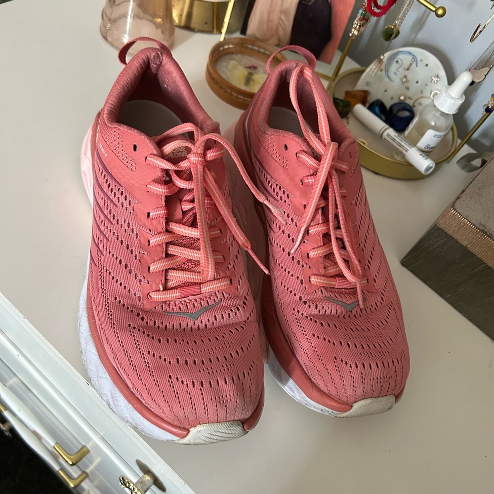 Hoka Arahi 4